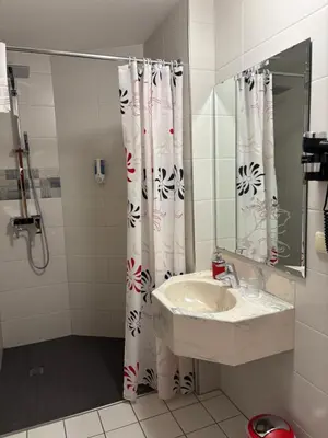 Ein Badezimmer in der Unterkunft Ambiente Hotel Strehla