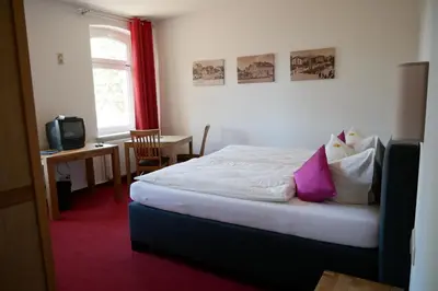 Ein Bett oder Betten in einem Zimmer der Unterkunft Hotel Garni Brauhof Niederwiesa