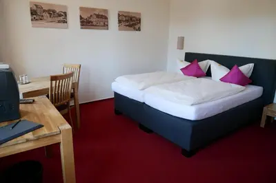 Ein Bett oder Betten in einem Zimmer der Unterkunft Hotel Garni Brauhof Niederwiesa