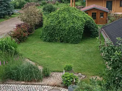 Ein Garten an der Unterkunft Alte Käserei Kössern