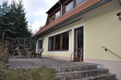 Das Gebäude in dem sich das Ferienhaus befindet