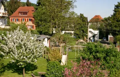 Ein Garten an der Unterkunft Kleines Häuschen - Ferien in Cossebaude