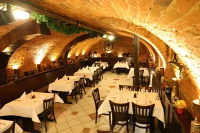 Ein Restaurant oder anderes Speiselokal in der Unterkunft Hotel Arcus