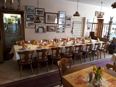 Ein Restaurant oder anderes Speiselokal in der Unterkunft Familienhotel Zur Linde
