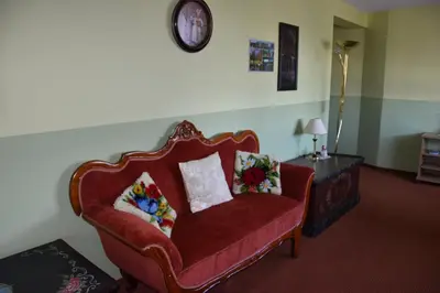 Ein Sitzbereich in der Unterkunft Familienhotel Zur Linde