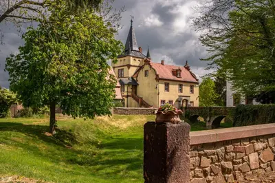 Ein Garten an der Unterkunft Wasserschloss Podelwitz