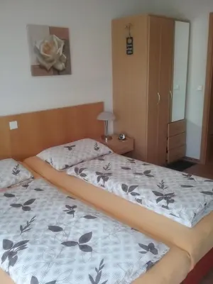 Ein Bett oder Betten in einem Zimmer der Unterkunft Alttolkewitzer Ferien- & Privatzimmer Mrosk Dresden