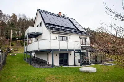 Das Gebäude in dem sich das Ferienhaus befindet