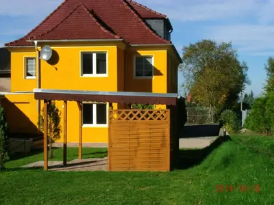 Das Gebäude in dem sich das Ferienhaus befindet