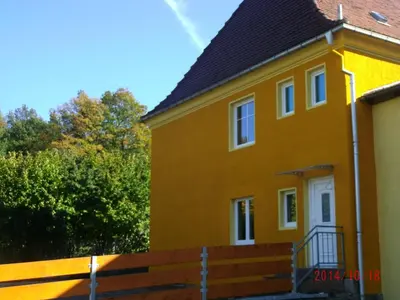 Das Gebäude in dem sich das Ferienhaus befindet