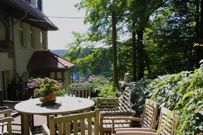 Ein Garten an der Unterkunft Villa Sonnenburg - Blick auf die Stadt und die Elbe - Parkplätze