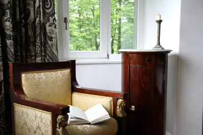 Ein Sitzbereich in der Unterkunft Villa Sonnenburg - Blick auf die Stadt und die Elbe - Parkplätze