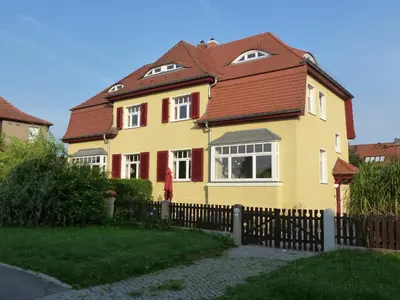 Das Gebäude in dem sich das Ferienhaus befindet