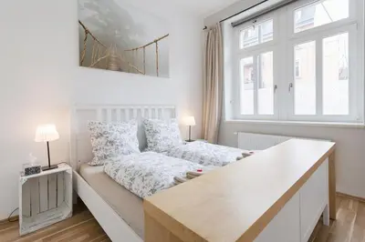 Ein Bett oder Betten in einem Zimmer der Unterkunft Gemütliches Apartment 10min zur Neustadt Privatparkplatz