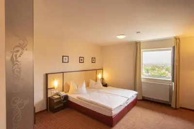 Ein Bett oder Betten in einem Zimmer der Unterkunft Bergwirtschaft Wilder Mann Hotel und Restaurant