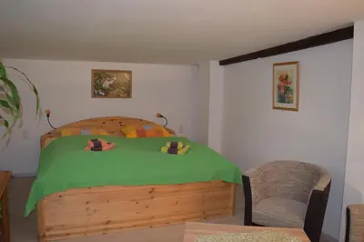 Ein Bett oder Betten in einem Zimmer der Unterkunft Ferienwohnung Seebachstr.