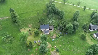 Naturlandschaft in der Nähe of country house
