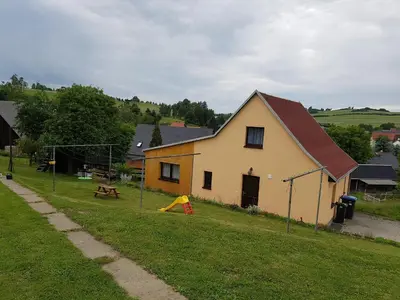 Das Gebäude in dem sich das Ferienhaus befindet