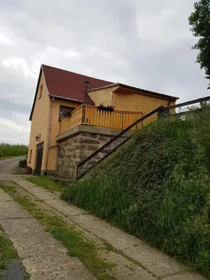 Das Gebäude in dem sich das Ferienhaus befindet