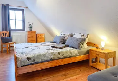 Ein Bett oder Betten in einem Zimmer der Unterkunft FeWoMaurer WG1 Dachgeschoss
