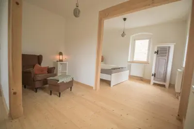 Ein Sitzbereich in der Unterkunft Ferienwohnung Schwalbennest