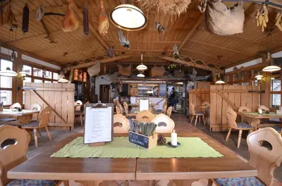 Ein Restaurant oder anderes Speiselokal in der Unterkunft Landgasthof & Hotel Köhlerhütte