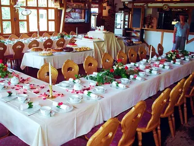 Ein Restaurant oder anderes Speiselokal in der Unterkunft Landgasthof & Hotel Köhlerhütte