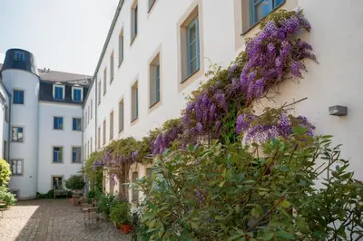 Ein Garten an der Unterkunft Hofgarten 1824 Hotel garni