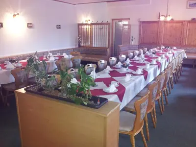 Ein Restaurant oder anderes Speiselokal in der Unterkunft Hotel 