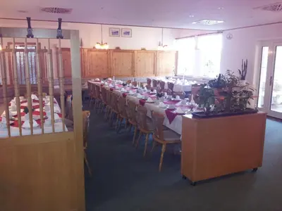 Ein Restaurant oder anderes Speiselokal in der Unterkunft Hotel 