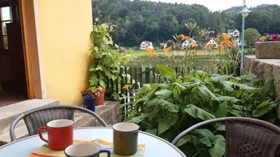 Ein Garten an der Unterkunft Ferien im Denkmal an der Elbe