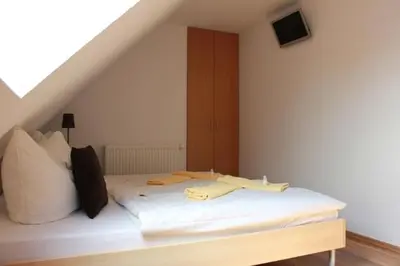 Ein Bett oder Betten in einem Zimmer der Unterkunft Lindenhof