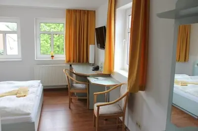 Ein Bett oder Betten in einem Zimmer der Unterkunft Lindenhof