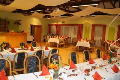 Ein Restaurant oder anderes Speiselokal in der Unterkunft Landhotel 