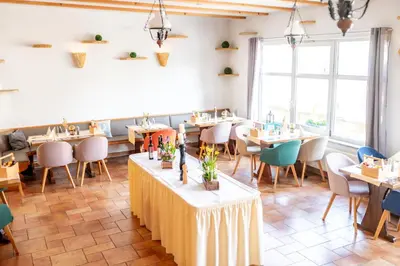 Ein Restaurant oder anderes Speiselokal in der Unterkunft AaRa Hotel