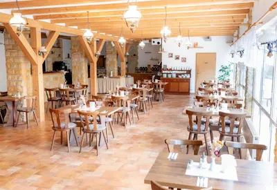 Ein Restaurant oder anderes Speiselokal in der Unterkunft AaRa Hotel