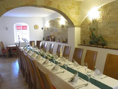 Ein Restaurant oder anderes Speiselokal in der Unterkunft Pension Schrägers