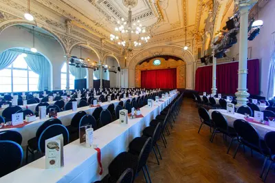 Ein Restaurant oder anderes Speiselokal in der Unterkunft Hotel Kaiserhof