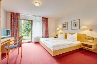 Ein Bett oder Betten in einem Zimmer der Unterkunft Hotel garni Sonnenhof