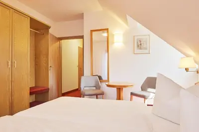 Ein Bett oder Betten in einem Zimmer der Unterkunft Hotel garni Sonnenhof