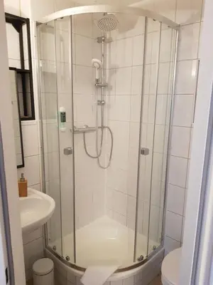 Ein Badezimmer in der Unterkunft Pension Krone