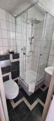 Ein Badezimmer in der Unterkunft Pension Krone