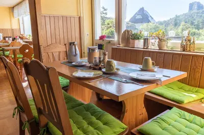 Ein allgemeiner Bergblick oder ein Berglick von der Pension aus