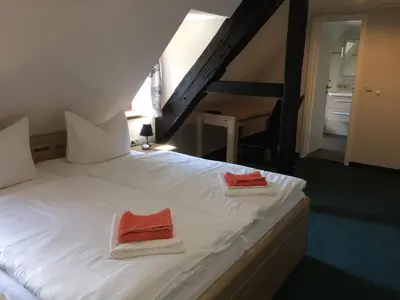 Ein Bett oder Betten in einem Zimmer der Unterkunft Schlossgasthaus Lichtenwalde