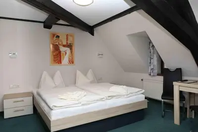 Ein Bett oder Betten in einem Zimmer der Unterkunft Schlossgasthaus Lichtenwalde
