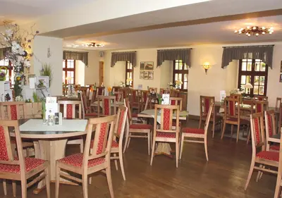 Ein Restaurant oder anderes Speiselokal in der Unterkunft Schlossgasthaus Lichtenwalde