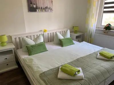 Ein Bett oder Betten in einem Zimmer der Unterkunft Helenes Ferienwohnung auf dem Bauernhof - Lausitzer Seenland
