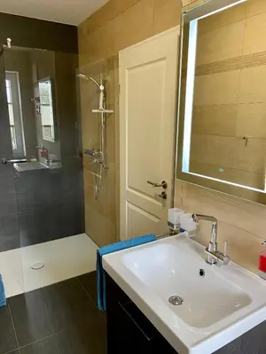 Ein Badezimmer in der Unterkunft Landhaus Waltersdorf - Pool & Wellness
