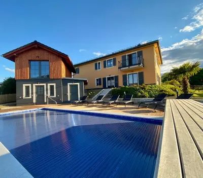 Der Swimmingpool an oder in der Nähe von Landhaus Waltersdorf - Pool & Wellness