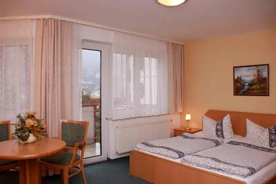 Ein Bett oder Betten in einem Zimmer der Unterkunft Hotel-Garni Elbgarten Bad Schandau